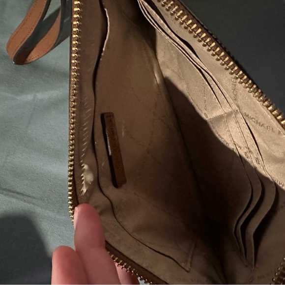 Micheal Kors wristlet - Picture 5 of 7